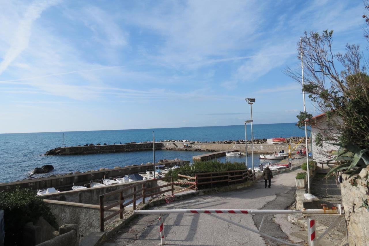 Bellavista Beachfront Apartments Quercianella Kültér fotó