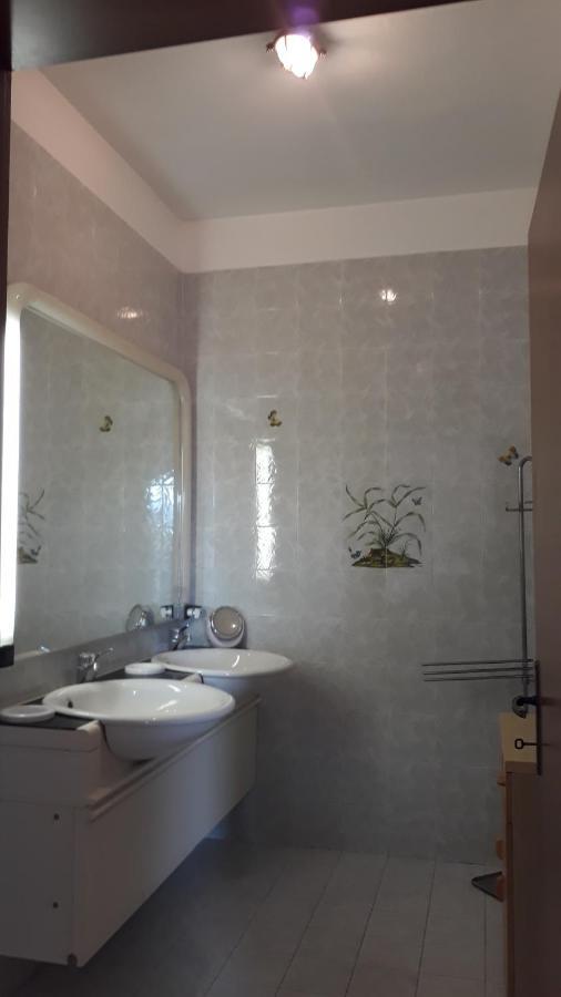 Bellavista Beachfront Apartments Quercianella Kültér fotó